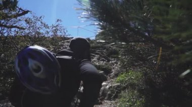 Orman iz dağlara tırmanmak sırt çantaları ile dağcı hiking, arkadan görünüm
