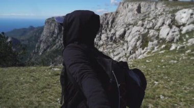 Takip et beni. Yaz günü dağın tepesine elini tutan kadın başrol