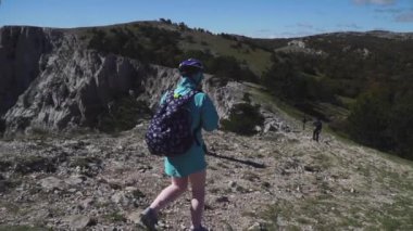 Turist ile yüksek deniz yukarıdaki dağlarda yürüyüş sırt çantası