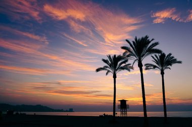 mavi bir gökyüzü ve bulutlar ufukta güneş yükseliyor gökyüzünde dağınık