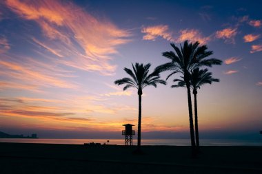 mavi bir gökyüzü ve bulutlar ufukta güneş yükseliyor gökyüzünde dağınık