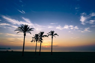 mavi bir gökyüzü ve bulutlar ufukta güneş yükseliyor gökyüzünde dağınık
