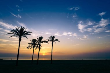 mavi bir gökyüzü ve bulutlar ufukta güneş yükseliyor gökyüzünde dağınık