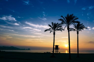 mavi bir gökyüzü ve bulutlar ufukta güneş yükseliyor gökyüzünde dağınık