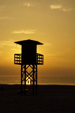 mavi bir gökyüzü ve bulutlar ufukta güneş yükseliyor gökyüzünde dağınık