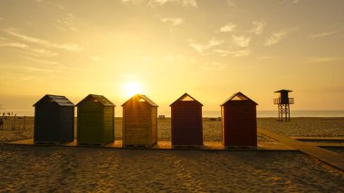 mavi bir gökyüzü ve bulutlar ufukta güneş yükseliyor gökyüzünde dağınık