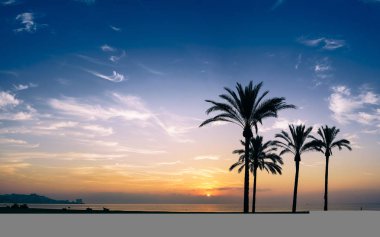 mavi bir gökyüzü ve bulutlar ufukta güneş yükseliyor gökyüzünde dağınık