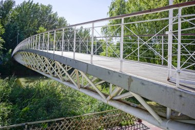Palencia şehir leş nehirde köprüden beyaz metal