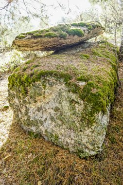 Sahildeki bir fenerin üzerinde ay tutulması