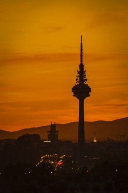 Madrid 'in panoramik manzarası. Televizyon kulesi profili var.