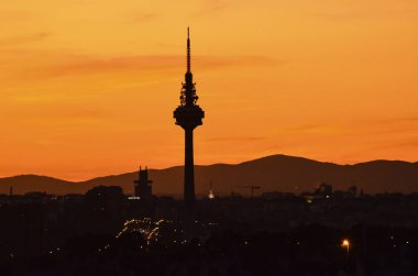 Madrid 'in panoramik manzarası. Televizyon kulesi profili var.