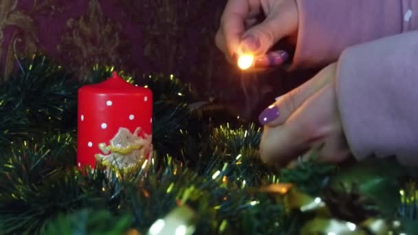 Neujahrsdekor Weihnachtsbaum Weihnachtsspielzeug Mädchen Zünden Kerzen — Stockvideo