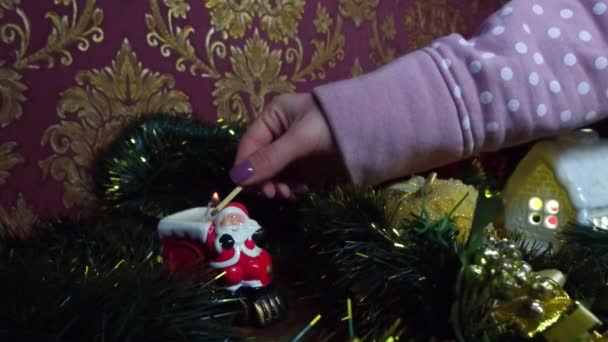 Decoración Año Nuevo Árbol Navidad Juguetes Navidad Niña Enciende Velas — Vídeo de stock