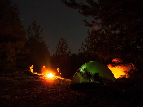 山上有灯光的野营帐篷 — 图库照片