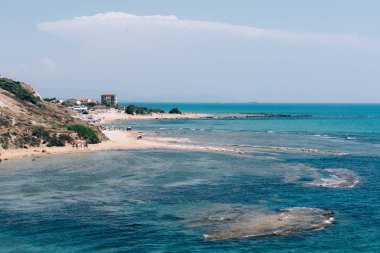 Güzel Sicilya plajı. Türk kayasından, Türklerin merdivenlerinden, Scala dei Turchi 'den görüntü