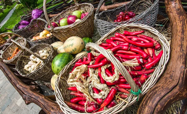 çiftlik taze sebze ile büyük ahşap sepeti