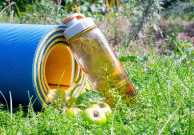 Fitness mat ve şişe su çim