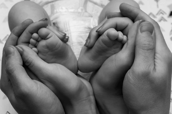 Annem ve babam avuç içi düzenlenen çocuk bacaklar ile fotoğraf. siyah beyaz fotoğraf. aile albümü