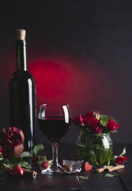 Bir bardak kırmızı şarap. Romantik akşam bir kadeh şarap Sevgililer günü için ile. Bir siyah tablo ve arka plan tatil kompozisyonu.