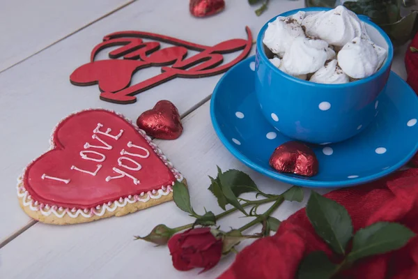 Romantic Breakfast Valentine Day Blue Cup Hot Beverage Biscuits Red — Stock Photo, Image
