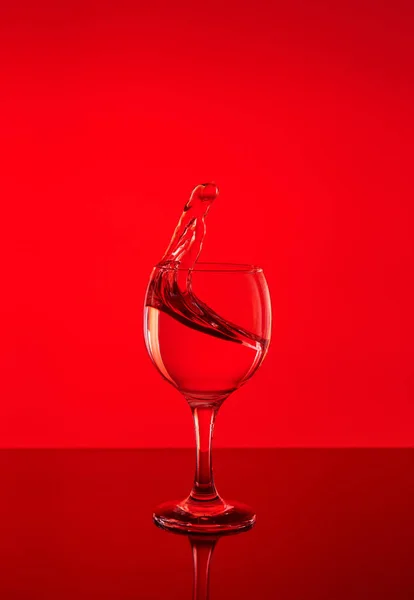 Spritzer Wein Einem Glas Getränk Glas Auf Rotem Hintergrund — Stockfoto