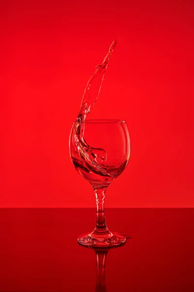 Spritzer Wein Einem Glas Getränk Glas Auf Rotem Hintergrund — Stockfoto