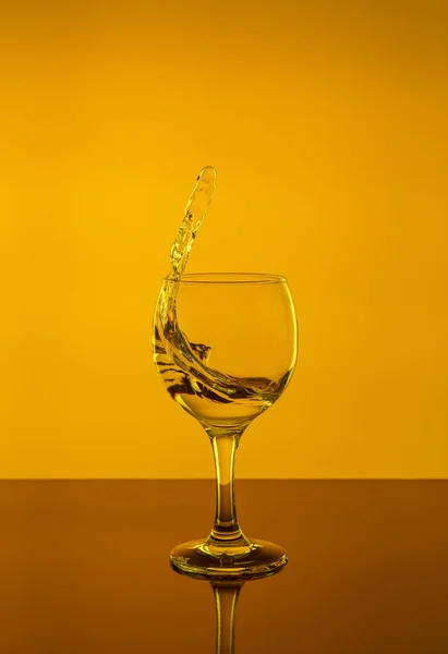 Spritzer Wein Einem Glas Getränk Glas Auf Gelbem Hintergrund — Stockfoto