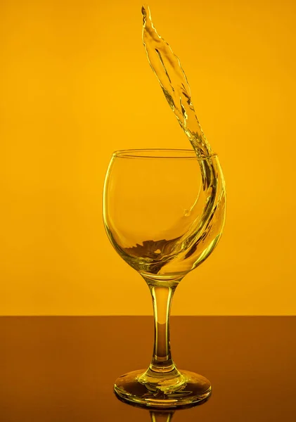 Spritzer Wein Einem Glas Getränk Glas Auf Gelbem Hintergrund — Stockfoto