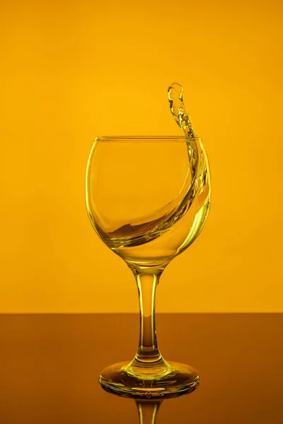 Spritzer Wein Einem Glas Getränk Glas Auf Gelbem Hintergrund — Stockfoto