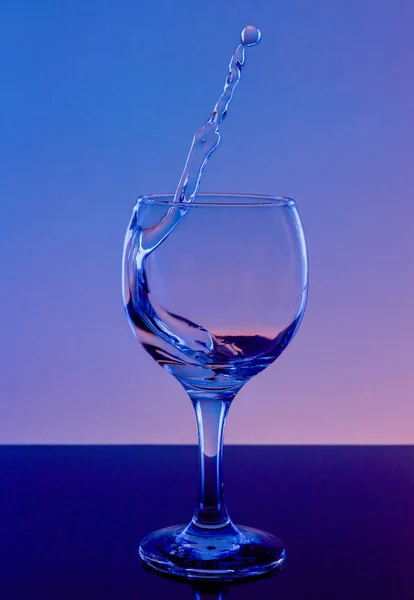 Spritzer Wein Einem Glas Getränk Glas Auf Blauem Hintergrund — Stockfoto