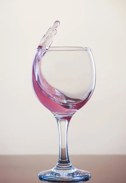 Spritzer Wein Einem Glas Rosa Getränk Glas Auf Weißem Hintergrund — Stockfoto