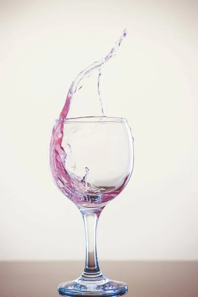 Всплеск Вина Стакане Розовый Напиток Стекле Белом Фоне — стоковое фото