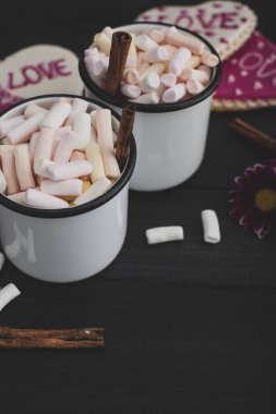 Romantik Sevgililer günü kahvaltıda. Lezzetli bir içecek, şekerleme ve kalp şeklinde kurabiye. Kahvaltı için aşık ahşap bir masa üzerinde