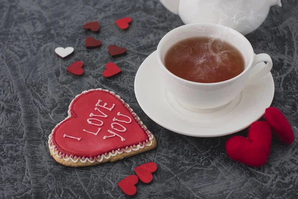 Romantisches Valentinstagsfrühstück Herzförmige Plätzchen Und Eine Tasse Tee Auf Einem — Stockfoto