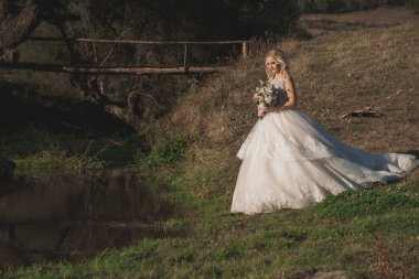 Mutlu evlilik çift doğada yürür. Sevgi dolu genç Aile düğün gününde fotoğraflandı olduğunu. Harika duygu ve duyguları inanılmaz insanlar. Ukrayna Photosession. Dnister