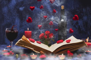 Sevgililer günü. Kalpler uçan ile duman rezervasyon yaptırın. Kitap, kalpler, mumlar, sis, duman, çiçekler, mavi bir arka plan üzerinde şarap. Magic için aşık. Kırmızı şarap. Harika bir romantik akşam.