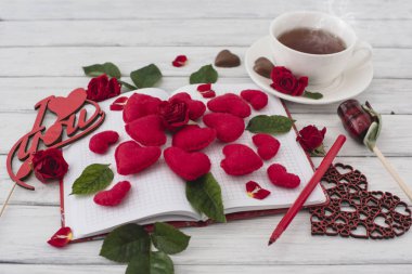 Sevgililer günü. Kırmızı kalpler bir beyaz tahta masada dizüstü bilgisayar. Romantik aşıklar günü sabahı. Üstten görünüm