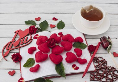 Sevgililer günü. Kırmızı kalpler bir beyaz tahta masada dizüstü bilgisayar. Romantik aşıklar günü sabahı. Üstten görünüm