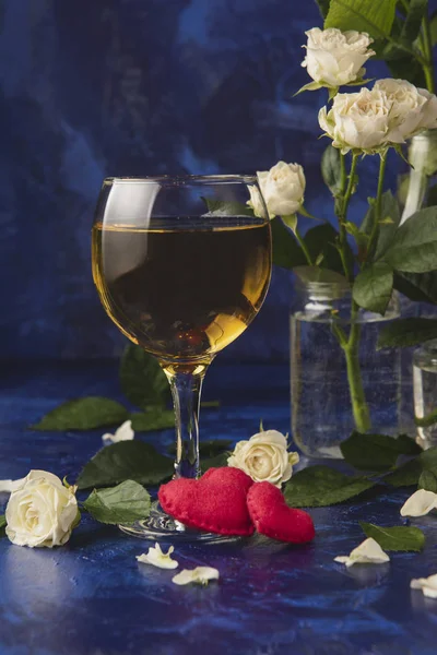 Valentinstag Weißwein Romantischer Abend Ein Glas Wein Ein Bund Weißer — Stockfoto