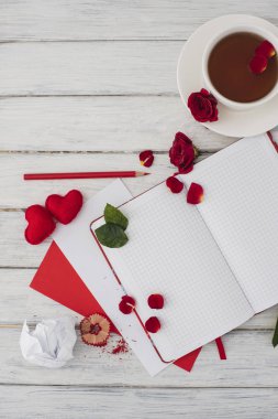 Sevgililer günü. Kırmızı kalpler bir beyaz tahta masada dizüstü bilgisayar. Romantik aşıklar günü sabahı. Üstten görünüm