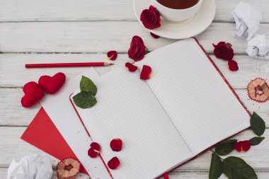 Sevgililer günü. Kırmızı kalpler bir beyaz tahta masada dizüstü bilgisayar. Romantik aşıklar günü sabahı. Üstten görünüm