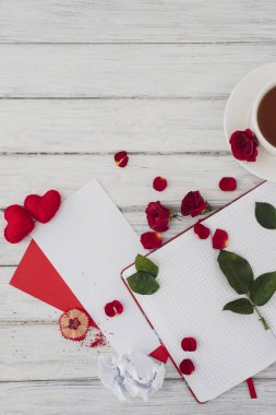 Sevgililer günü. Kırmızı kalpler bir beyaz tahta masada dizüstü bilgisayar. Romantik aşıklar günü sabahı. Üstten görünüm