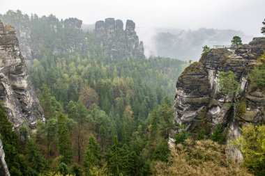 Bastei Dresden Germany.Park Sakson Switzerland.The kayalıklarla değil Rathen uzak sis kayalarda Dresden.The güney doğusunda Pirne şehri yakınlarında yer almaktadır. Güzel manzara. Dağlar seyahat.