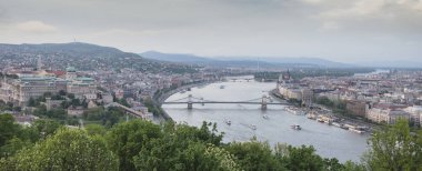 Budapeşte Hungary.Beautiful büyük kent başkentidir. Muhteşem şehir tarihinin zengindir. Fotoğraf güneşli bir günde yapılır. Şehir manzarası ile geniş büyük bir nehir. Güzel binalar. Manzara.
