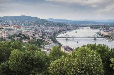 Budapeşte Hungary.Beautiful büyük kent başkentidir. Muhteşem şehir tarihinin zengindir. Fotoğraf güneşli bir günde yapılır. Şehir manzarası ile geniş büyük bir nehir. Güzel binalar. Manzara.