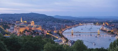 Budapeşte'nin akşam Panoraması. Hungary.Beautiful büyük kent başkenti. Fotoğraf karanlıkta yapılır. Muhteşem şehir tarihinin zengindir. Şehir manzarası ile geniş büyük bir nehir. Altın Şehir.