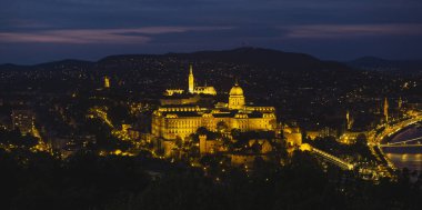 Budapeşte'nin akşam Panoraması. Hungary.Beautiful büyük kent başkenti. Fotoğraf karanlıkta yapılır. Muhteşem şehir tarihinin zengindir. Şehir manzarası ile geniş büyük bir nehir. Altın Şehir.