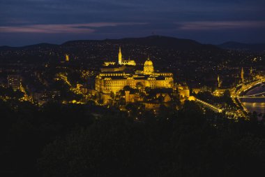 Budapeşte'nin akşam Panoraması. Hungary.Beautiful büyük kent başkenti. Fotoğraf karanlıkta yapılır. Muhteşem şehir tarihinin zengindir. Şehir manzarası ile geniş büyük bir nehir. Altın Şehir.