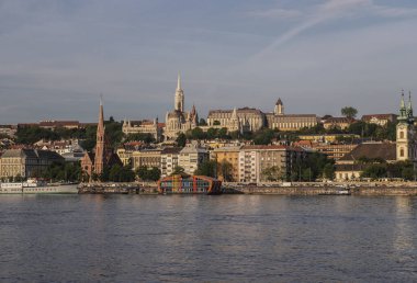 Budapeşte Hungary.Beautiful büyük kent başkentidir. Muhteşem şehir tarihinin zengindir. Fotoğraf güneşli bir günde yapılır. Şehir manzarası ile geniş büyük bir nehir. Güzel binalar. Manzara.