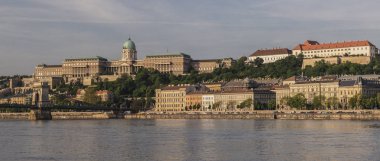 Budapeşte Hungary.Beautiful büyük kent başkentidir. Muhteşem şehir tarihinin zengindir. Fotoğraf güneşli bir günde yapılır. Şehir manzarası ile geniş büyük bir nehir. Güzel binalar. Manzara.
